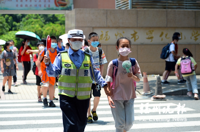 福州女辅警沈淑英上了微电影 5年坚守护学岗