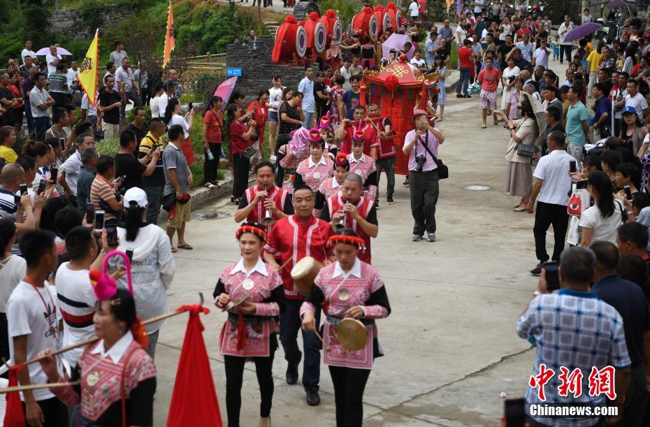 福建畲村举行传统畲族婚俗表演