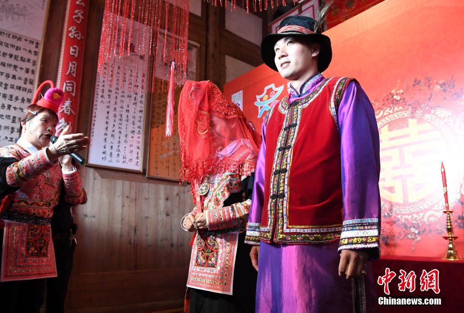 福建畲村举行传统畲族婚俗表演