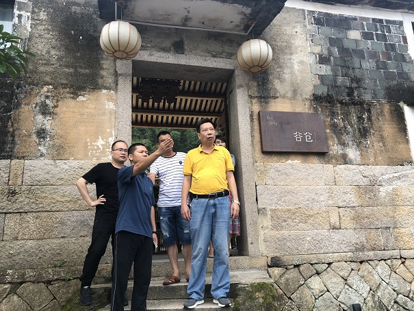 罗源县委组织部部务会议成员林训金赴松山镇开展一线考核