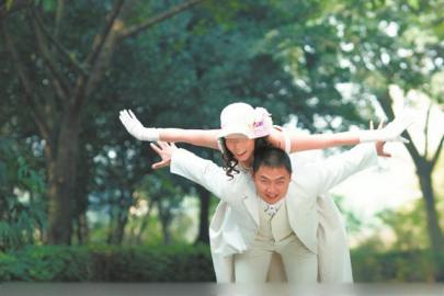 闫小飞和妻子的结婚照片。