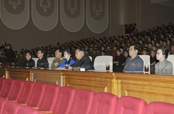 朝鲜最高领导人金正恩日前携夫人李雪主观看朝鲜人民内务军协奏团音乐舞蹈综合演出。图片来源：朝鲜《劳动新闻》