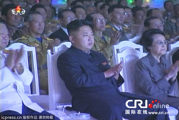 当地时间2013年7月28日报道，朝鲜领导人金正恩观看牡丹峰乐团演出，庆祝停战60周年。 