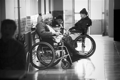 3月22日，大兴泰富春老年公寓走廊里，老人们安静地坐着。资料图片/新京报记者 尹亚飞 摄