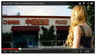 这首由12岁少女主唱的音乐影片很无厘头，只见主角奔向中餐馆内点菜，然后高歌“我爱中国菜”。（美国《世界日报》援引YouTube照片）
