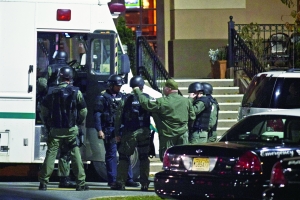 11月4日，在美国新泽西州东北部城市帕拉默斯，警察和执法人员抵达发生枪击的购物中心。新华/法新