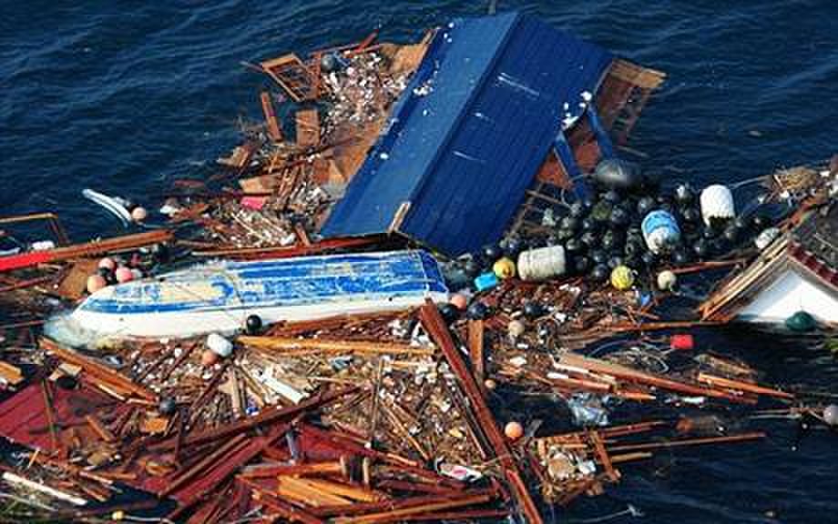 这个日本“垃圾岛”现在位于夏威夷和加利福利亚州之间，距海岸1700英里约2735公里。