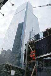 在美国“911”恐怖袭击中倒塌的纽约曼哈顿世界贸易中心遗址上，高约298米的4号楼完工，当地时间11月13日举行纪念仪式。