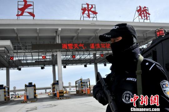 11月12日下午，京藏高速青海境内大水桥收费站，一名特警正持枪值勤。 胡友军 摄