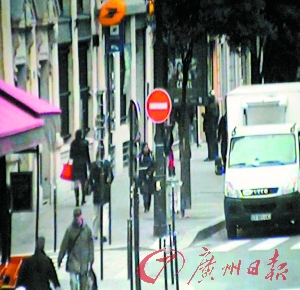 法国警方发布四日内三起持枪案嫌疑人截屏图。