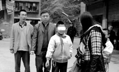 当事小孩向记者介绍事发当日情况。《华西城市读本》供图