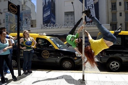 来自巴西的参赛者在布宜诺斯艾利斯街头表演双人钢管舞