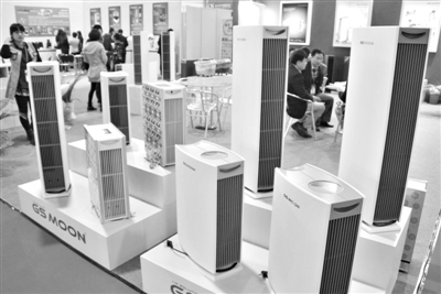 10月21日，国际生态环境技术与装备博览会在北京开幕。多款空气净化器、空气加湿器等产品吸引观众观看。图/CFP