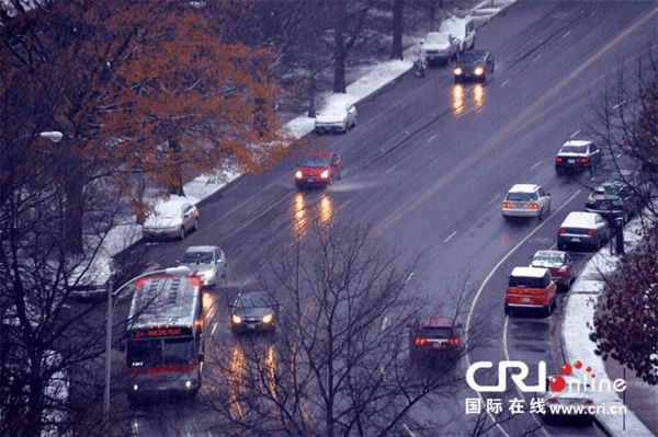 2013年12月8日，美国弗吉尼亚州阿灵顿公路上雪中行驶的汽车。（张旭 摄）