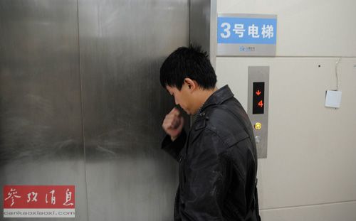 12月6日，受害男婴原原的父亲李生忠靠在电梯门口。新华社记者 李健 摄