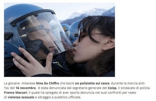 一名貌美女学生隔着头盔“亲吻”了防暴警察，被外界视为“和平抗议”的象征在网上热传。