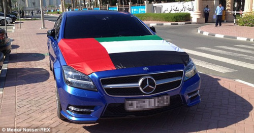 迪拜美国大学停车场里的豪车。
