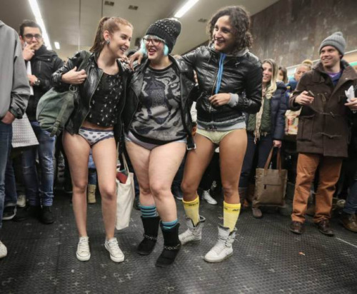 布鲁塞尔的“地铁无裤日”活动。