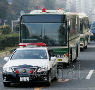 当地时间2月3日上午，载有奥姆真理教绑架案被告平田信和证人井上嘉浩的两辆巴士在警车开道下驶向东京地方法院。（共同社）