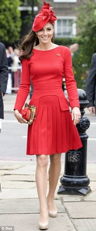 报道称，伊丽莎白二世要求凯特王妃的裙子不能过短