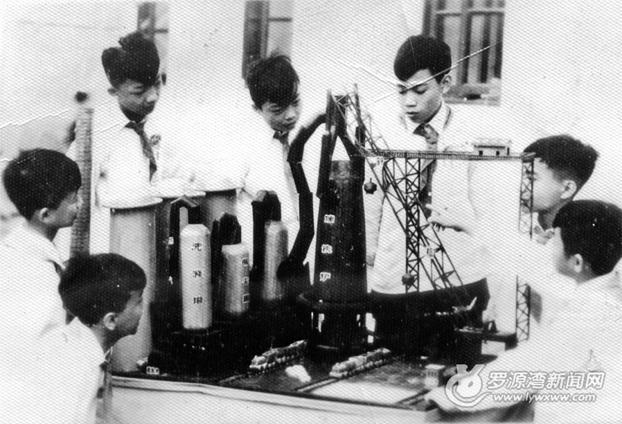 1958年罗一中学生自制炼铁炉模型