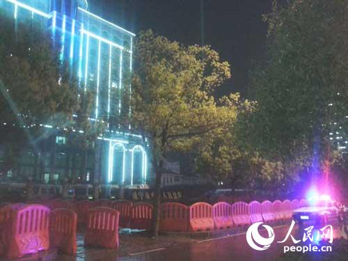 咸宁市中级人民法院门口设置了临时防护栏。