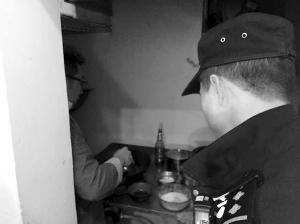 眼镜男装模作样炒龙虾 报料人供图