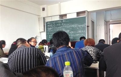 5月6日，大庆市，油田实行招工考试后，出现了各种考前辅导班。图/CFP