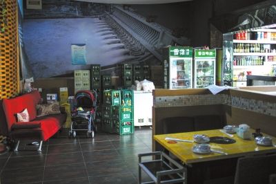 ▲火锅店里的沙发旁放着婴儿推车，王文连就是从这里把孩子抱走的。　《都市快报》供图