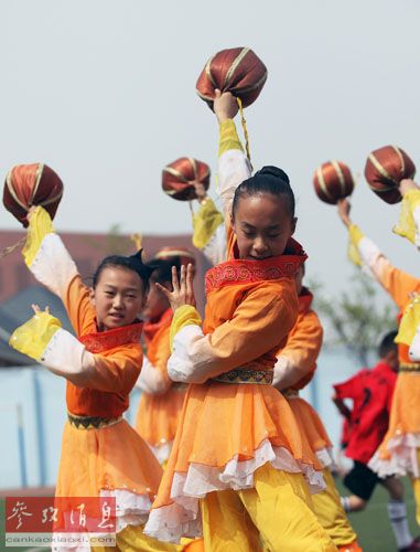 资料图片：2014年4月2日，淄博市临淄区晏婴小学的学生在练习蹴鞠舞。（新华社记者崔立来 摄）
