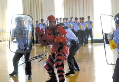身着红色防护服的“匪徒”与民警对峙。京华时报记者欧阳晓菲摄