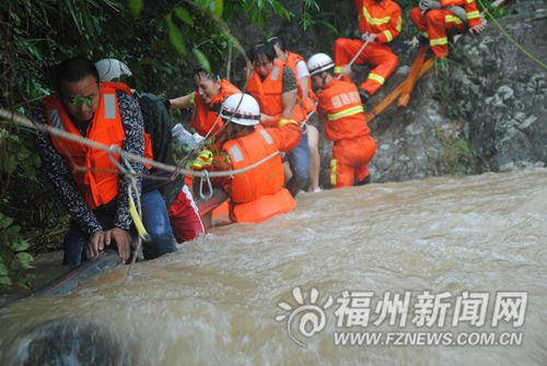 罗源暴雨引发山洪5名游客被困溪谷