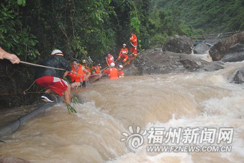 消防员将别困溪石的4人救出