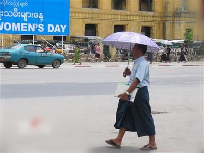 日本街头惊现“阳伞男” 网友唏嘘：男士撑阳伞很恶心