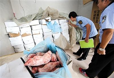 北京批发市场发现火碱泡制“美白猪蹄”