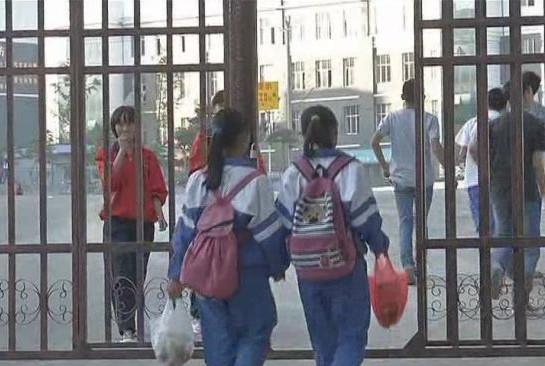 云县涉事中学门口，放学后买零食的学生。
