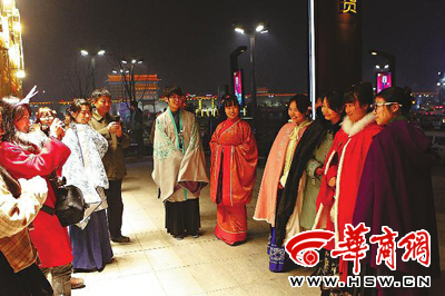 昨晚9时，8名学生身穿中国传统汉服在南门外逛街，他们不时停下来合影自拍，与周围欢度平安夜的人们形成鲜明的反差 华商报记者 闫文青 摄