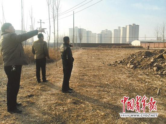 河南辉县百泉村，几位村民代表指着被长期圈占并撂荒的土地，愤怒又无奈。本报记者韩俊杰摄