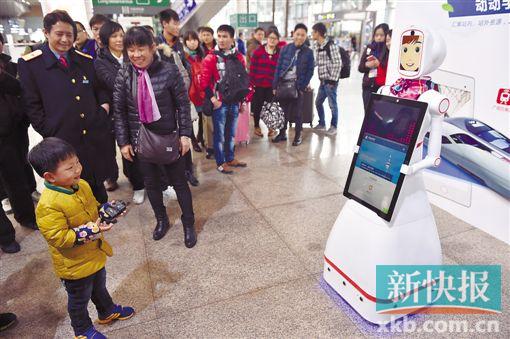 机器人产业大有可为,《广州制造2025战略规划》提出大力发展智能装备及机器人等产业。图为2月1日,广州南站的智能机器人“小璐”大受欢迎。(资料图)新华社发