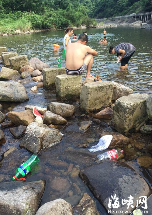 第六重溪里，游客随意丢弃西瓜皮和饮料罐等垃圾