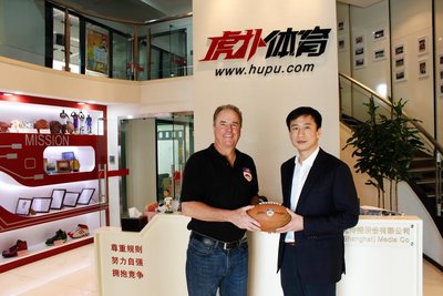 CAFL首席执行官Gary Morris先生（左）与虎扑体育董事长、创始人程杭先生（右）