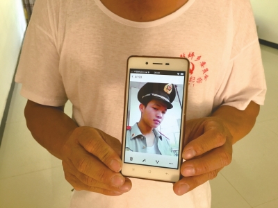 蔡来元手机里还有儿子照片。京华时报记者樊瑞摄