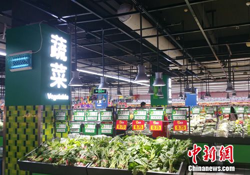 北京某超市的蔬菜区。中新网记者 李金磊 摄