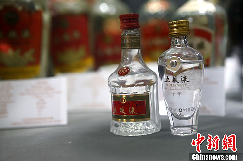 图为北京一家老酒博物馆里陈列的五粮液酒。<a target='_blank' href='http://www.chinanews.com/' _fcksavedurl='http://www.chinanews.com/' _fcksavedurl='http://www.chinanews.com/'>中新社</a>发 张浩 摄