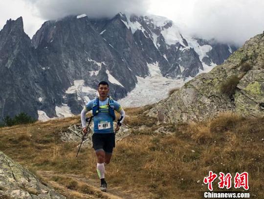 来自中国大连的越野跑者于雷，于北京时间9月15日晚8点左右，冲过了世界著名越野赛意大利TDG巨人之旅330公里的终点。在短短20多天的时间内，他用在欧洲阿尔卑斯山脉850公里的奔跑，创造了世界越野跑的历史。　许珂 摄