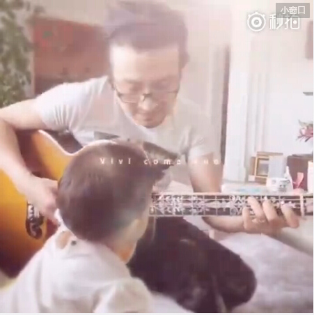 汪峰与女儿一起弹吉他告白章子怡：醒醒妈辛苦了