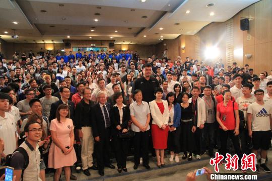 台湾科技大学数百位师生与姚明合影。　徐德金 摄