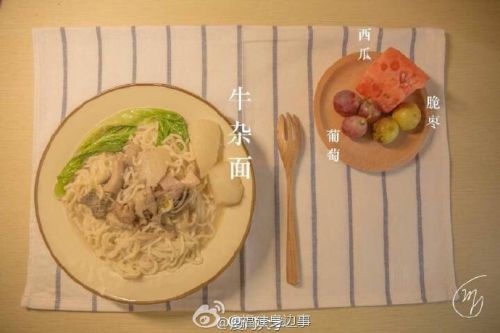 女子将厦大食堂饭菜拍成“网红” 勾起回忆无数