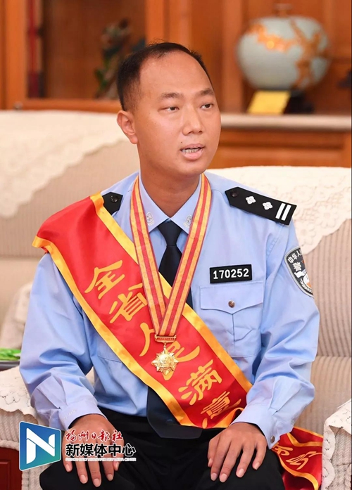 倾听“人民满意的公务员、公务员集体”的为民心声