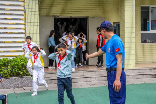 罗源县凤山小学举行地震应急逃生演练